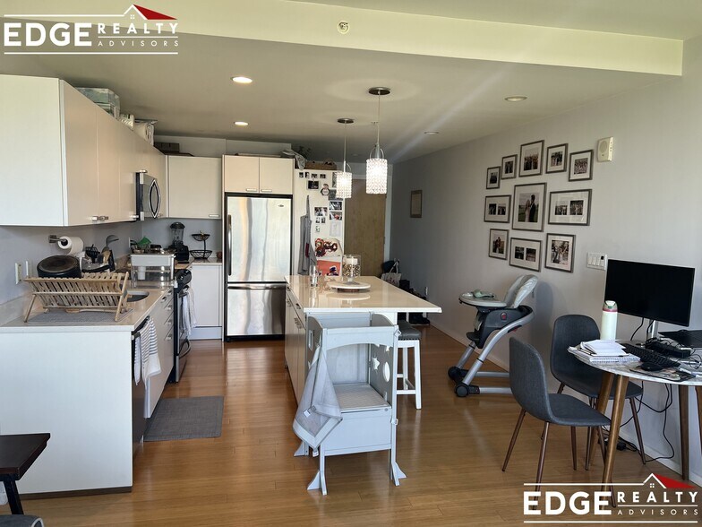 Building Photo - 2 Earhart St