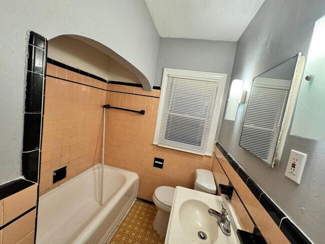 Building Photo - 9131 Manor