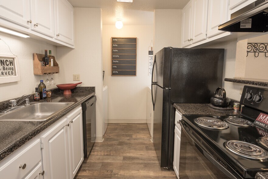 Versailles 1x1 625 sq. ft. - Bishop's Court Apartments