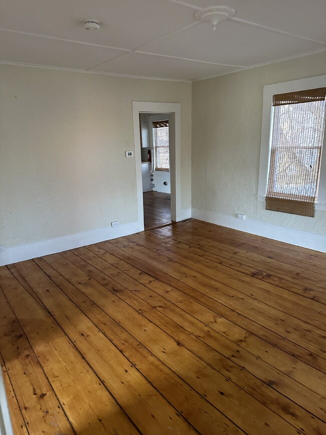 Building Photo - Recently updated 2nd floor 3-bedroom unit located on a quiet dead-end street!