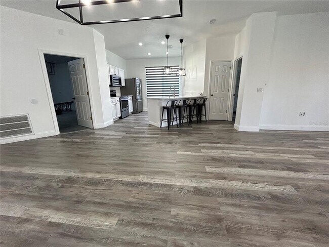 Building Photo - 1925 Magical Ln