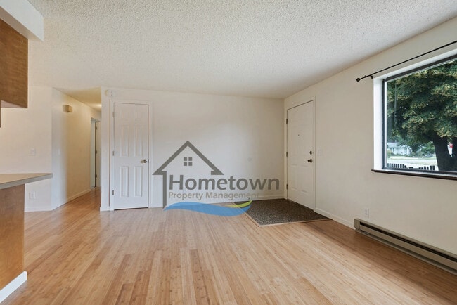 Building Photo - Great 3 Bedroom 2 Bath Duplex with Garage ...