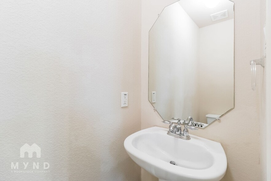 Building Photo - 1310 W Parmer Ln