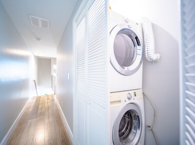 Building Photo - 3415 Edgehill Dr