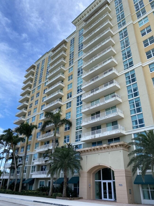 Building Photo - 700 E Boynton Beach Blvd