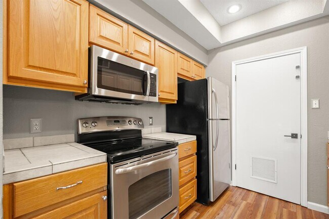 Building Photo - 4711 Spicewood Springs Rd