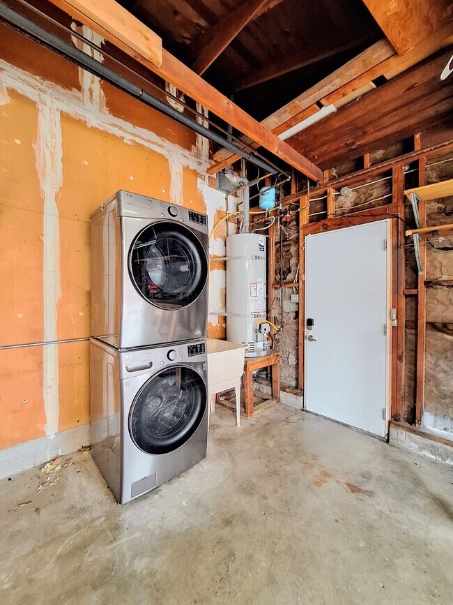 Building Photo - Beatifully Remodeled 3bd Single Story Hous...