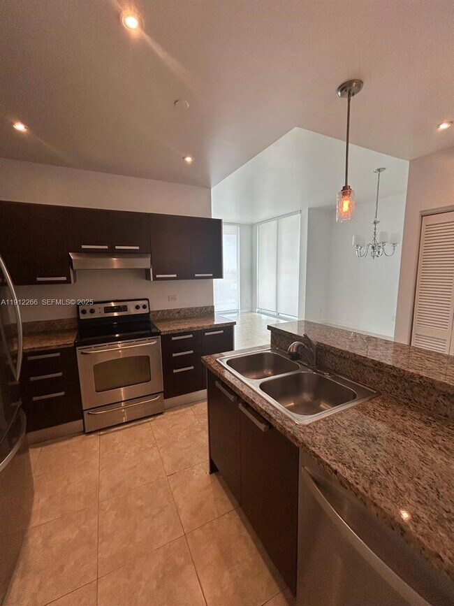 Building Photo - 2525 SW 3rd Ave