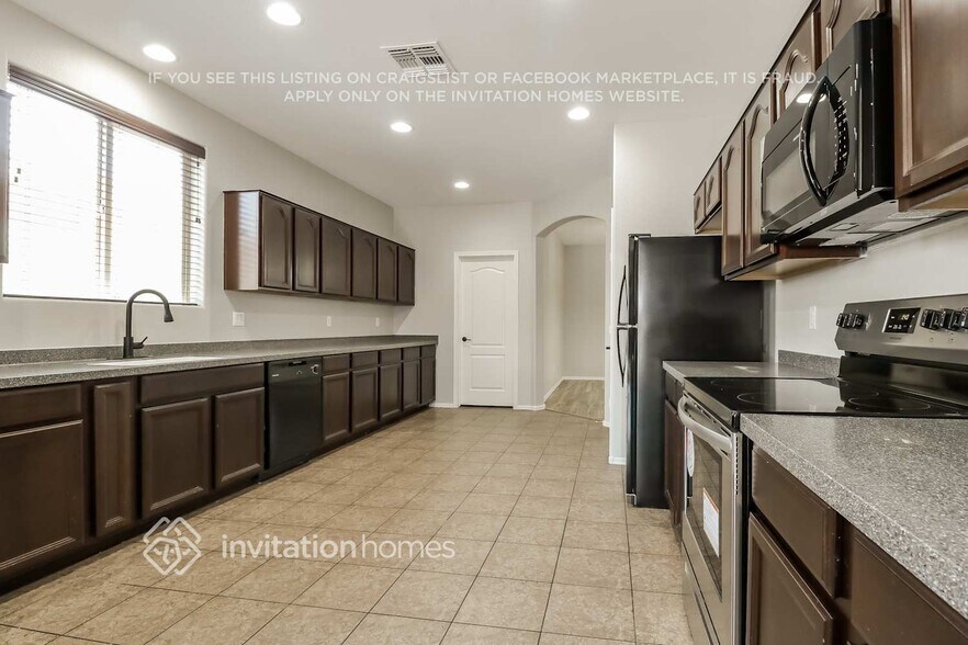 Building Photo - 17601 W Lilac St