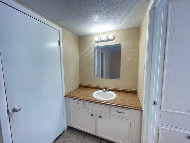 Building Photo - 327 E Locust St