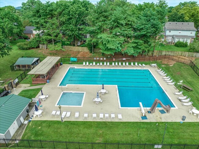 Building Photo - 612 Shadycrest Ln