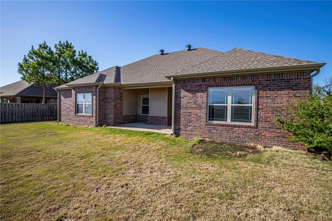 Building Photo - 2715 Vanike Dr