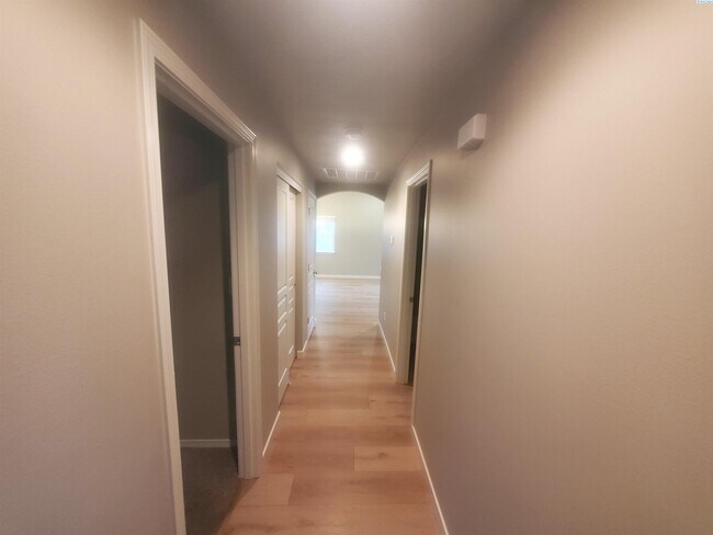 Building Photo - Kennewick Rambler with 3 Car Garage