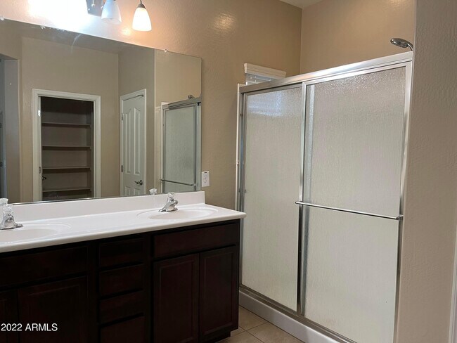 Building Photo - 2656 E Gillcrest Rd