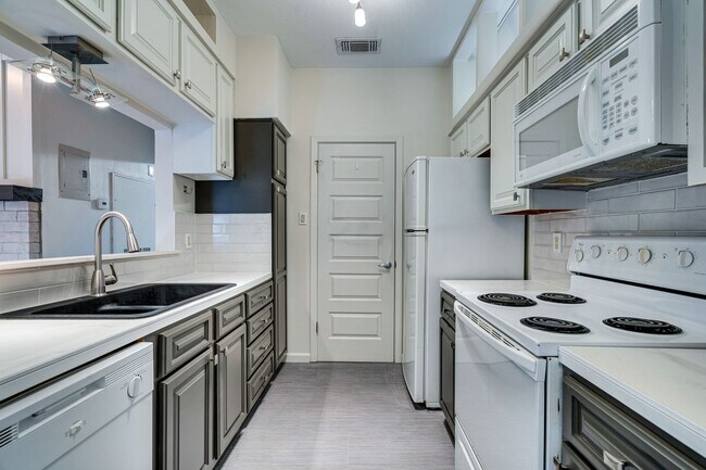 Building Photo - OVERLOOK WEST CAMPUS - LUXURIOUS - 1BD/1BA - RESERVED PARKING - W/D - WATER PAID