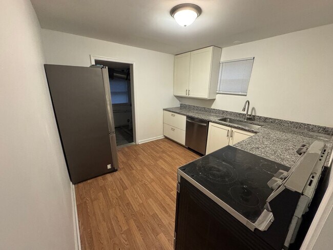 Building Photo - 274 Wrexham Ave