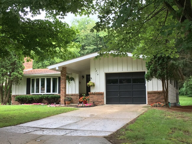 Primary Photo - 1214 Fitch St