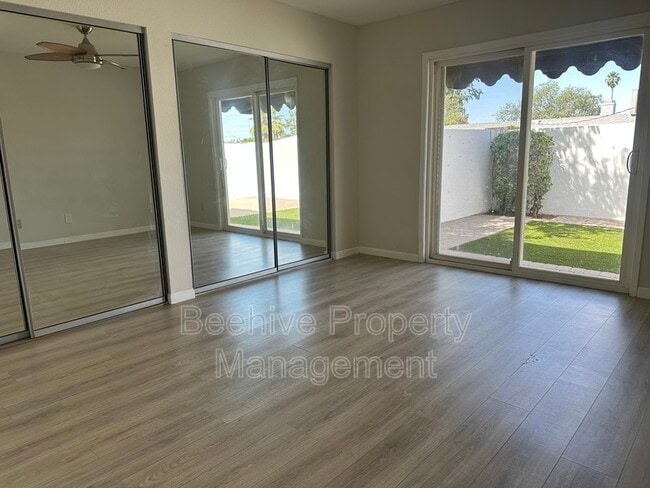 Building Photo - 302 N Sycamore