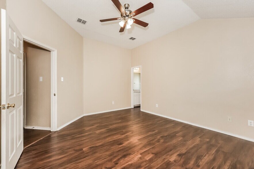 Building Photo - 2021 Wildwood Dr