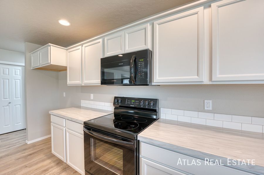 Building Photo - 20363 Stockbridge Way