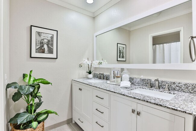 Building Photo - Talmadge : spacious 2 bed, 2 ba top floor condo