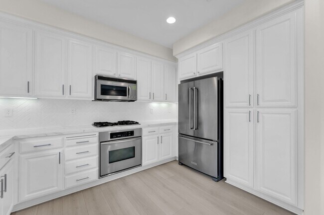 Building Photo - Gorgeous remodeled 3 bedroom, 3 full bathroom home for rent!