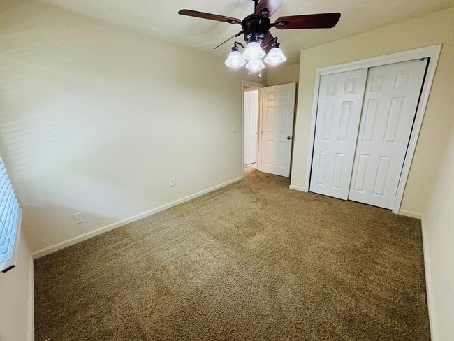 Building Photo - 3 Bedroom 1 full and 2 half bath Townhouse