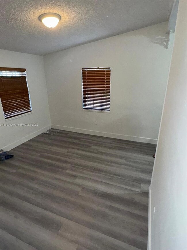 Building Photo - 609 W 39th St