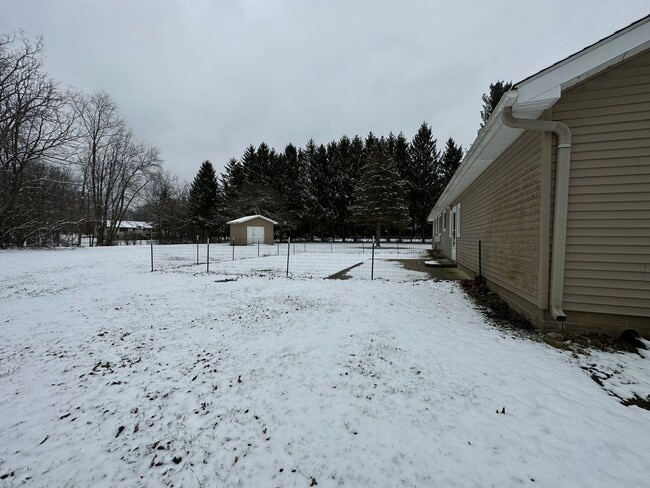 Building Photo - 3 Bedroom Home with Large Yard – Western Schools
