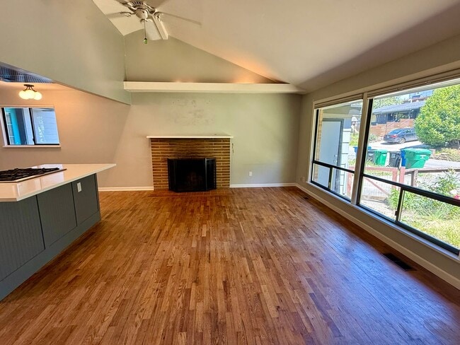 Building Photo - Columbia City Home