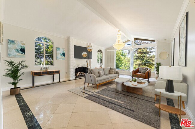 Building Photo - 18022 Lake Encino Dr