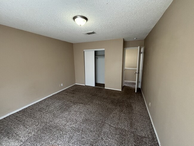 Building Photo - 5850 Spring Pebble