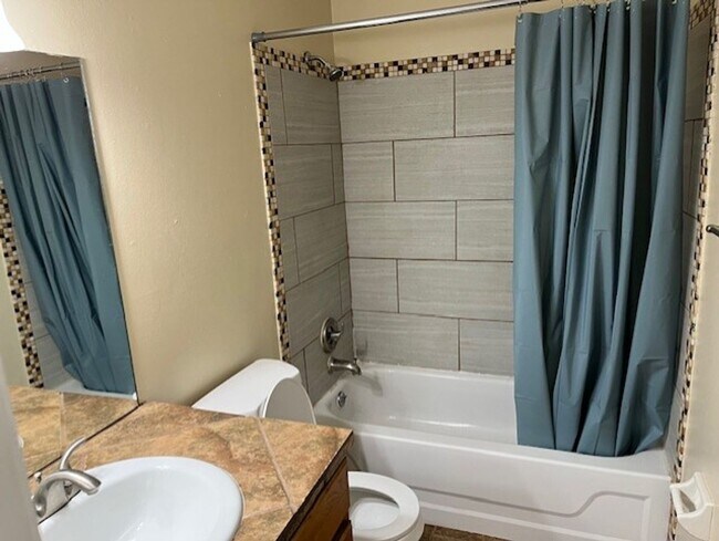 Building Photo - 2 bedroom / 2 bath available soon!