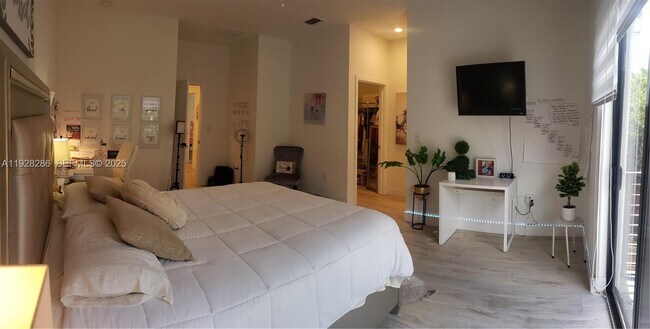 Building Photo - 2414 SW 145th Pl