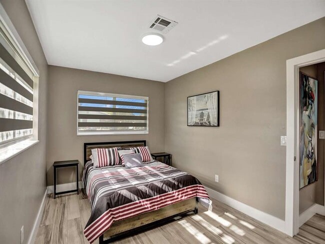 Building Photo - 491 SE 23rd Ave