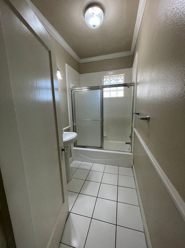 Building Photo - 2bed/1bath Duplex