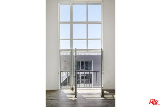 Building Photo - 5750 Hollywood Blvd