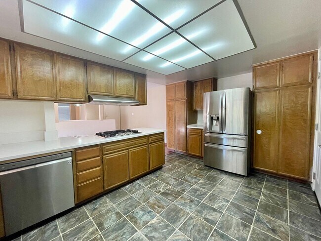 Building Photo - 3 bedroom 2 1/2 bath Townhome with Office ...