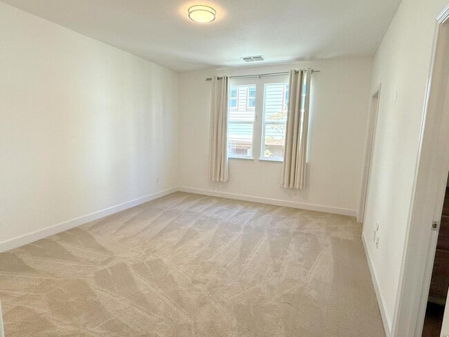 Building Photo - Modern & Luxurious Ryan Terrace Townhouse ...