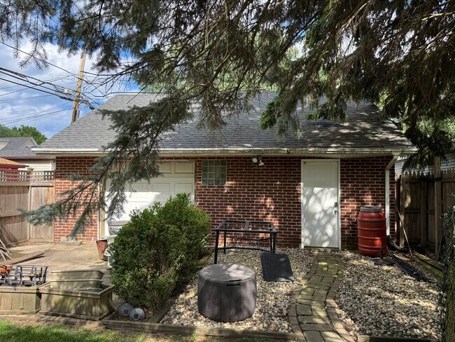 Building Photo - 1235 Darrow Ave