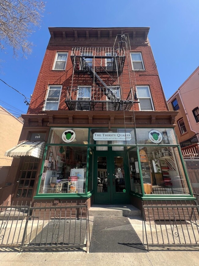 Building Photo - 492 Monmouth St