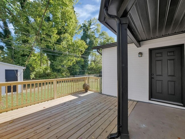 Building Photo - 452 Stella Ave