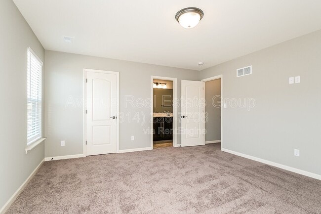 Building Photo - 39 Wingtip