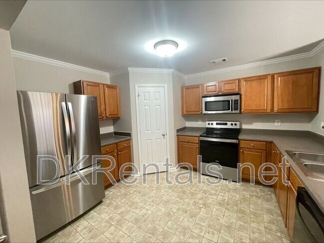 Building Photo - 2355 Mayfair Dr