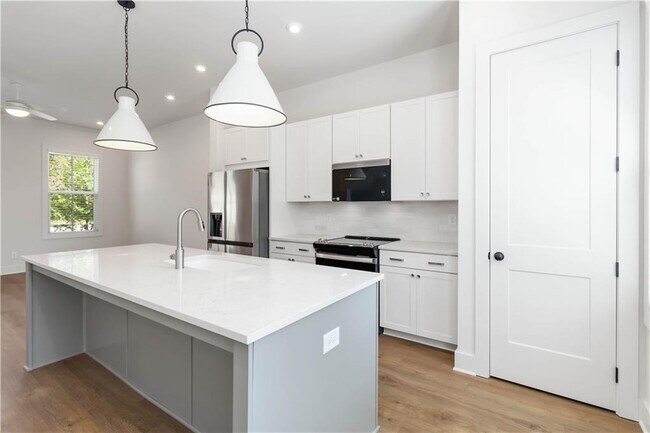 Building Photo - 964 N Circle Dr NW