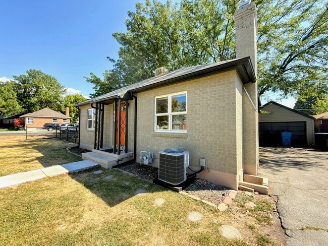 Building Photo - Newly Updated 2-Bedroom Home