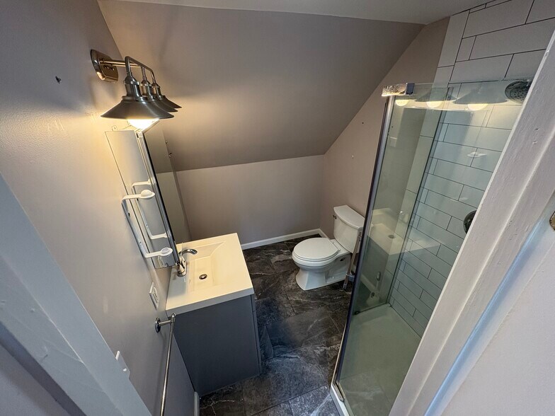 Building Photo - 427 Raft Ave