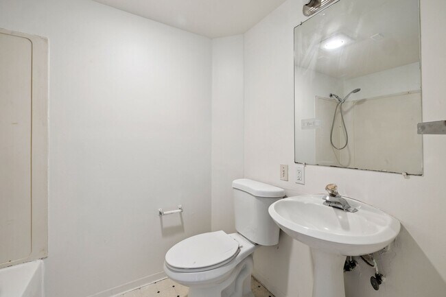 Building Photo - Northgate/Roosevelt Three Bedroom Rambler