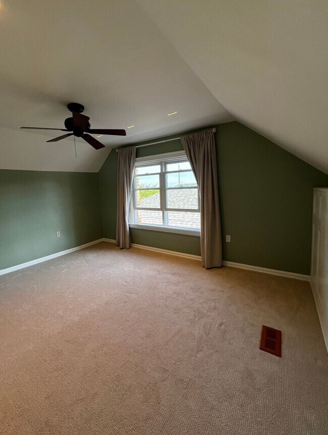 Building Photo - WOW!! West Seattle 4BR/3.5BA Updated Dutch...
