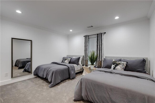 Building Photo - 551 Woodrow Ave